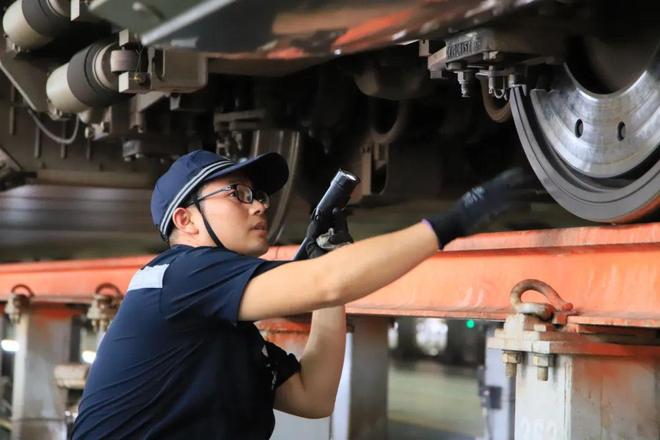 日行万步他们在“蒸笼”里守护列车清凉