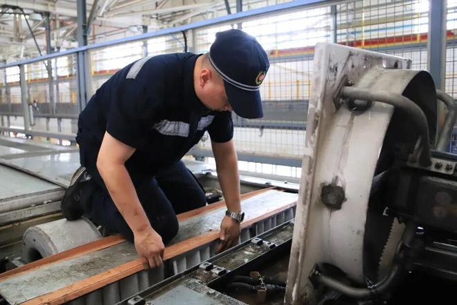 日行万步他们在“蒸笼”里守护列车清凉(图3)