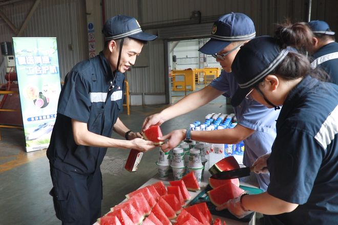 日行万步他们在“蒸笼”里守护列车清凉(图6)