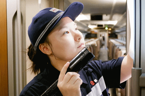 日行万步他们在“蒸笼”里守护列车清凉(图5)