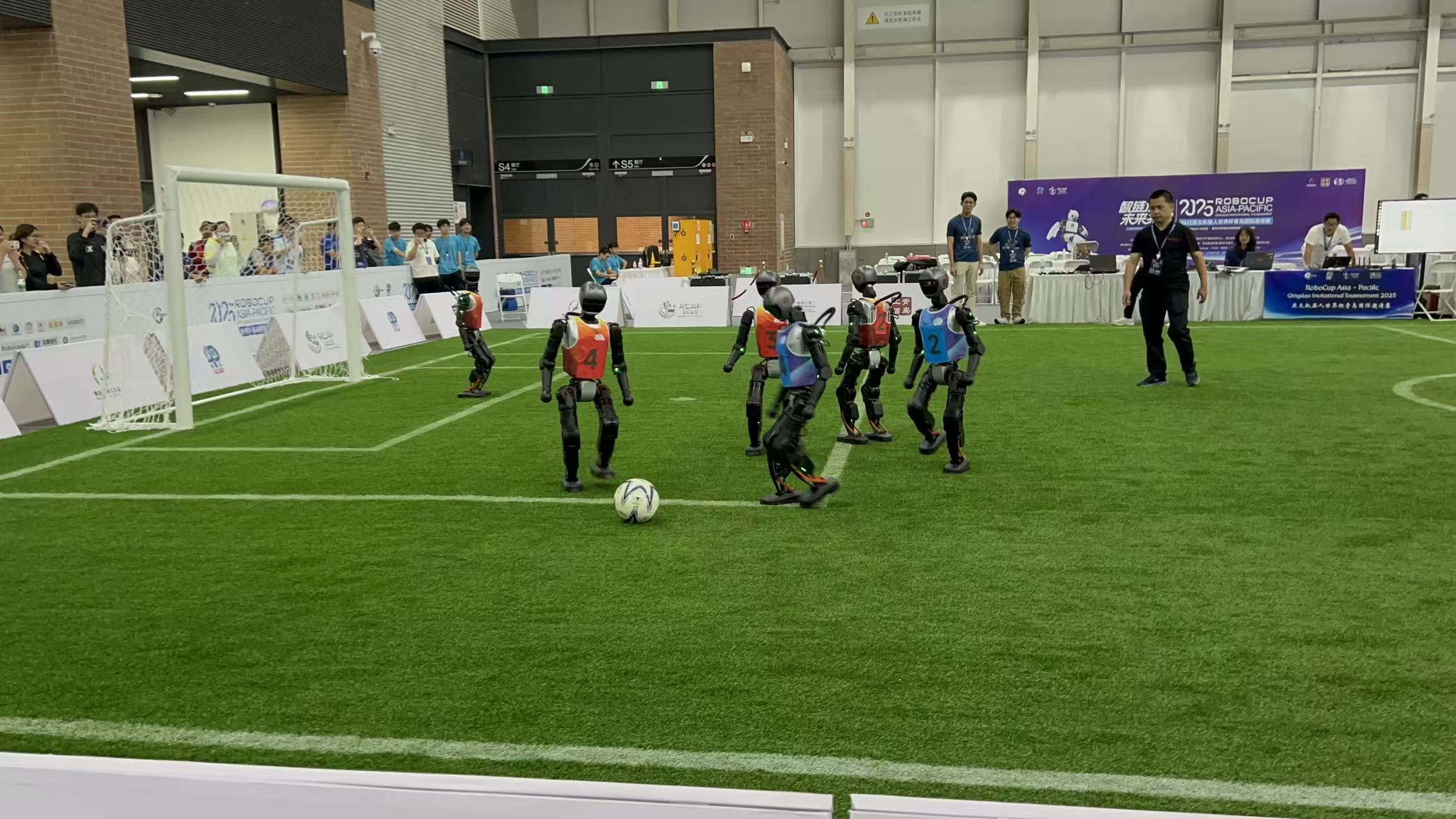 人形机器人赛事热！2025亚太机器人世界杯邀请赛在青岛开赛