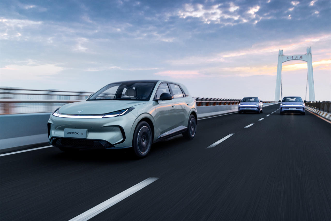 纯电小车再迎新选手极狐T1上市628万起(图6)