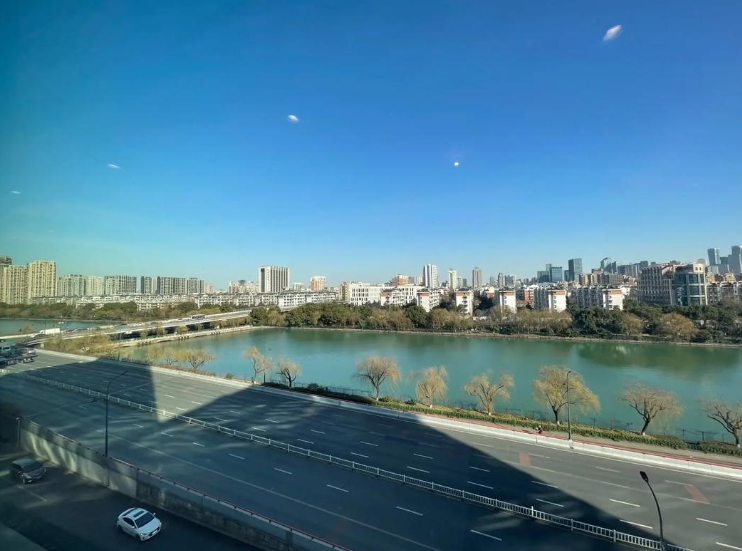 苏州绿城凤起潮鸣双湖芯的顶豪样本优势与隐忧并存(图5)