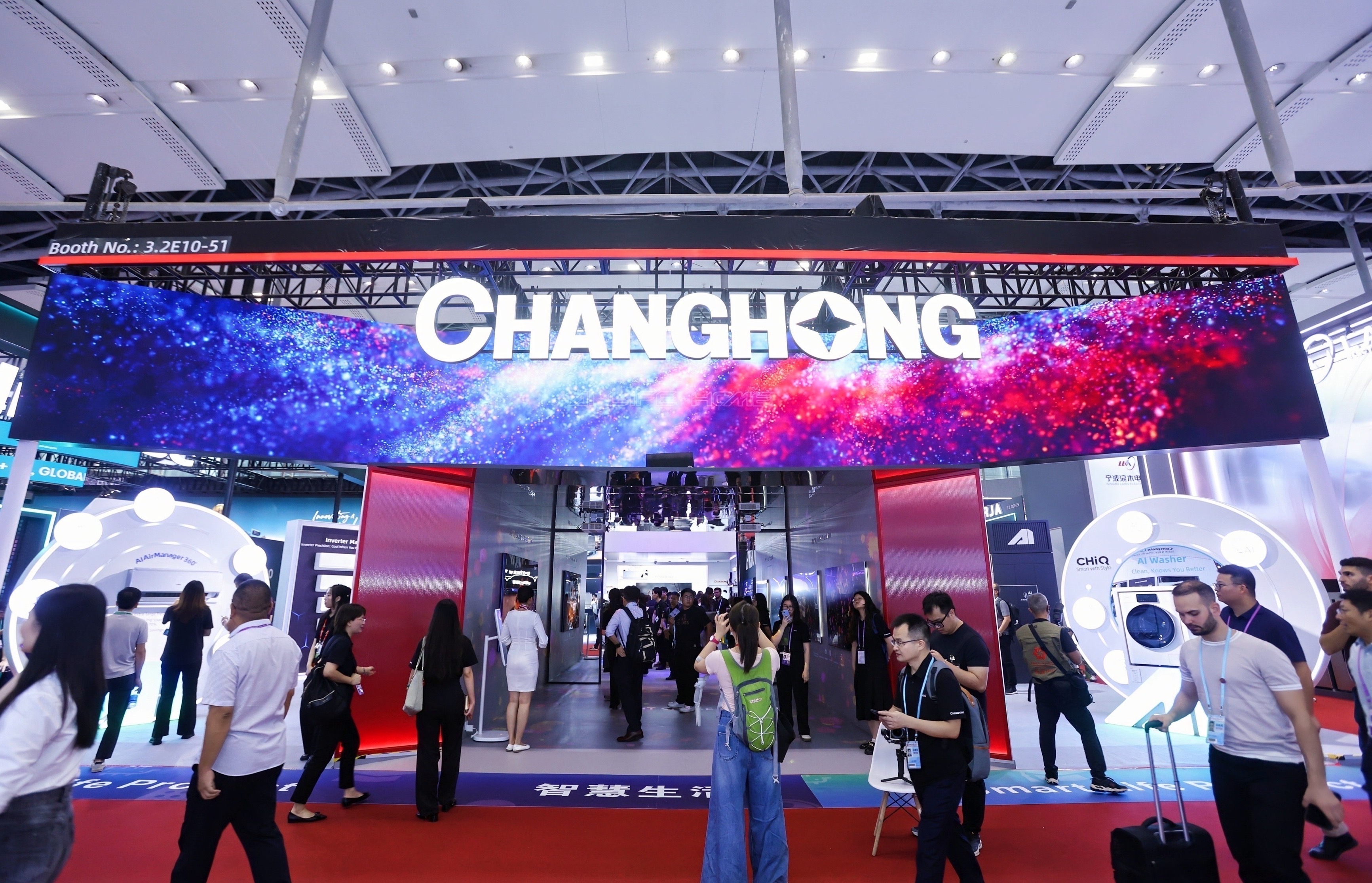 广交会上看中国制造长虹携熊猫AI家电“圈粉”全球客商