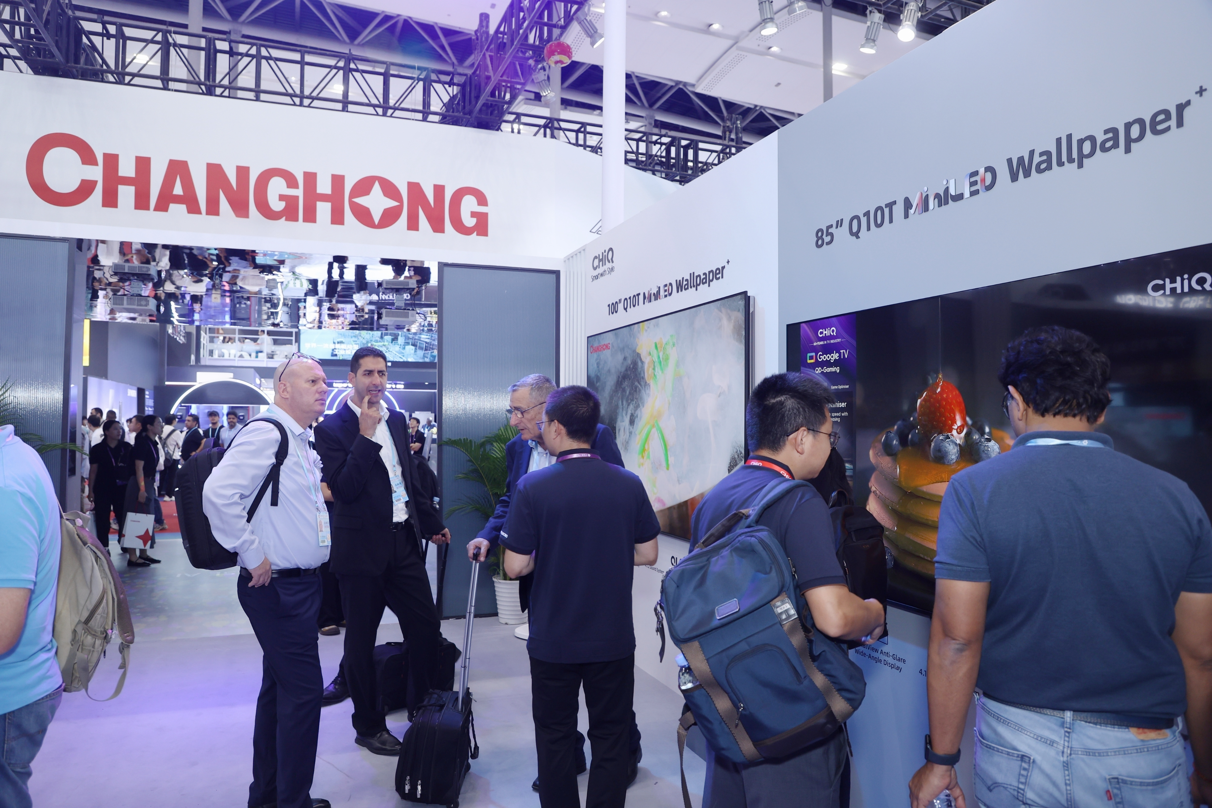 广交会上看中国制造长虹携熊猫AI家电“圈粉”全球客商(图2)