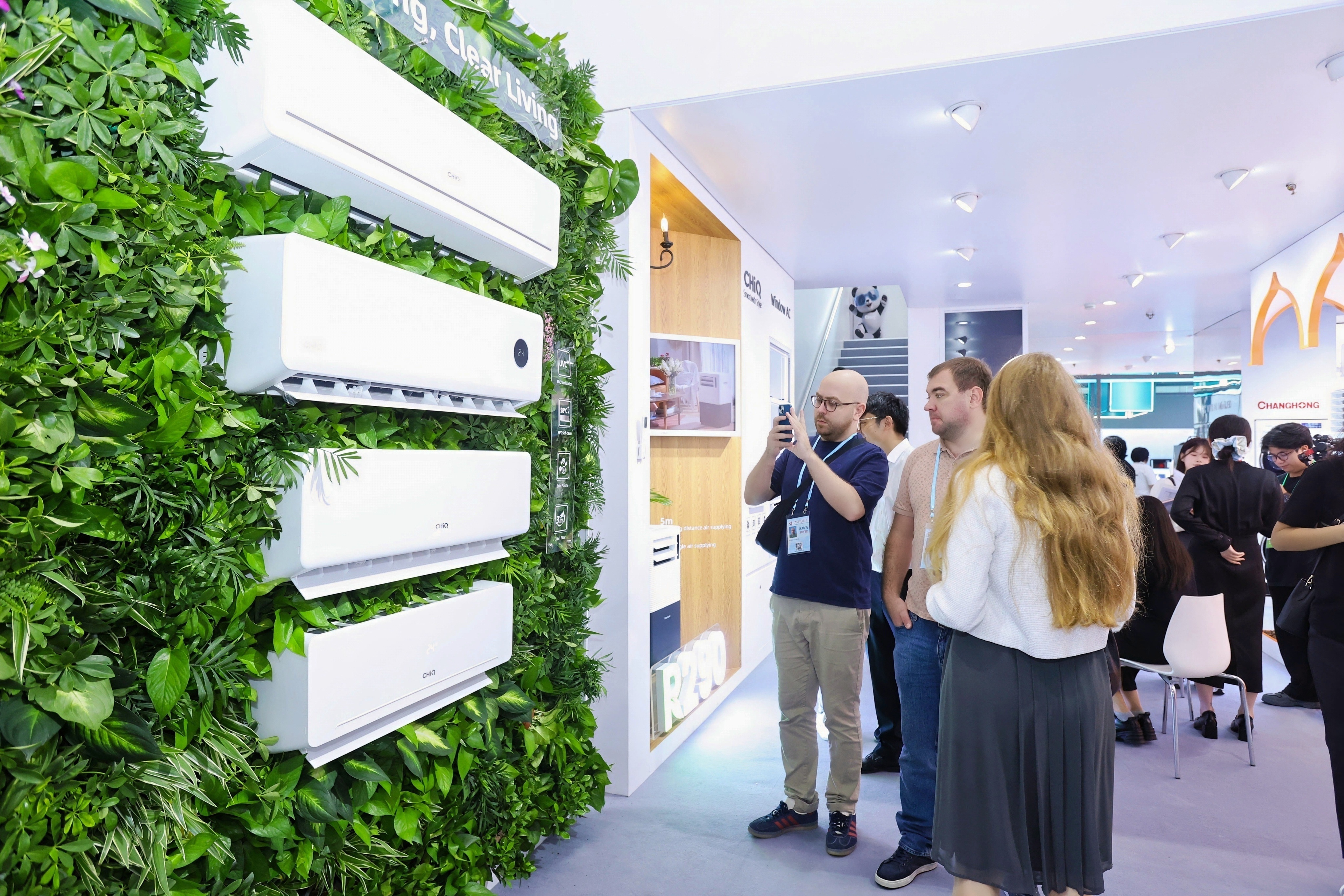 广交会上看中国制造长虹携熊猫AI家电“圈粉”全球客商(图3)