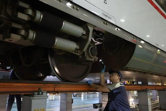 内练“筋骨”外修“颜值”动车组“秋日问诊”进行时