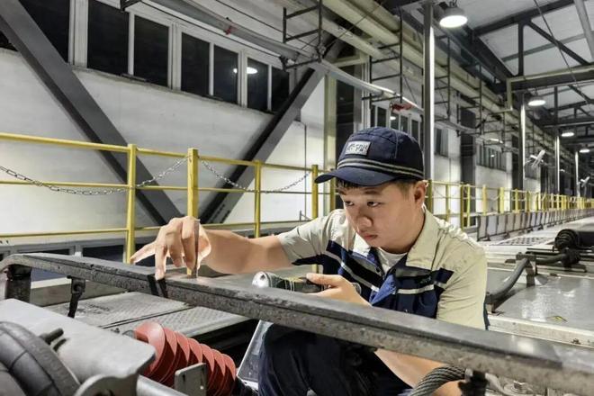 内练“筋骨”外修“颜值”动车组“秋日问诊”进行时(图3)