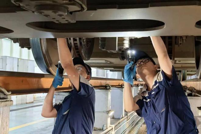 内练“筋骨”外修“颜值”动车组“秋日问诊”进行时(图2)