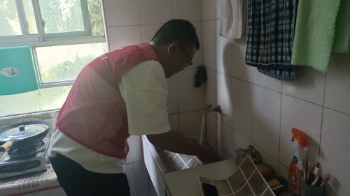 解民忧、送清凉！——鄂州下沉党员志愿者为独居老人检修家电传温情(图2)