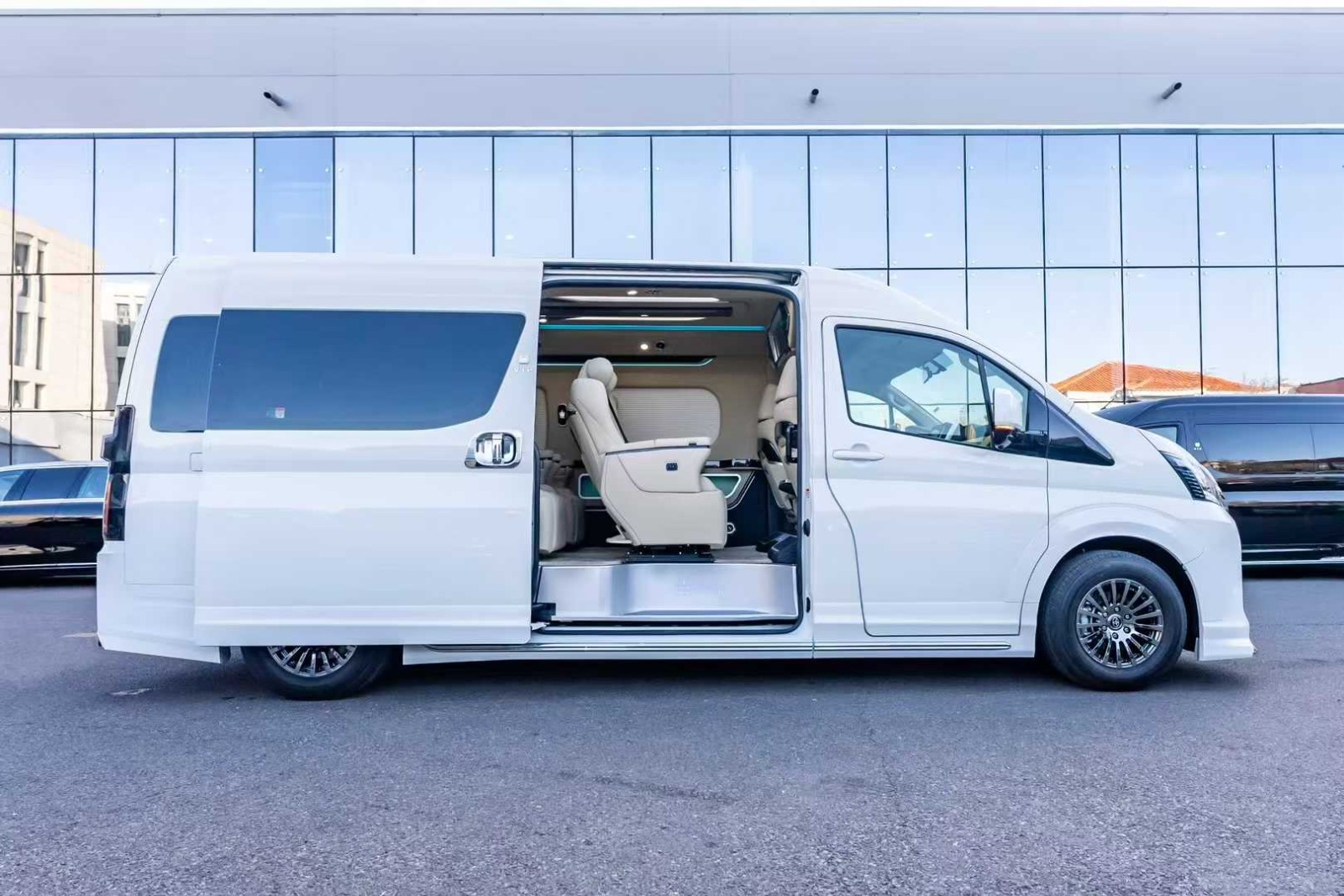 2024款进口丰田海狮商务海狮MPV价格(图3)