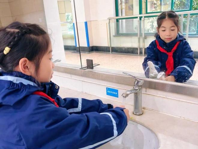 有娃穿了6件衣服！寒潮来袭杭州家长送衣现场：保安室堆成“衣服山”(图5)