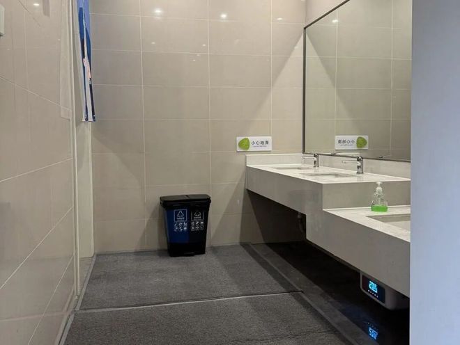 有娃穿了6件衣服！寒潮来袭杭州家长送衣现场：保安室堆成“衣服山”(图6)