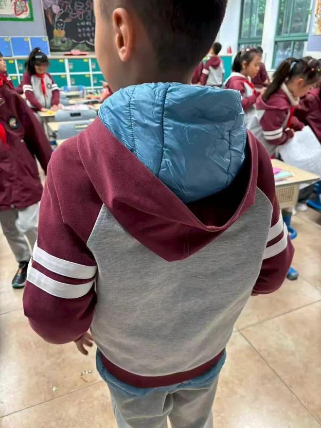 有娃穿了6件衣服！寒潮来袭杭州家长送衣现场：保安室堆成“衣服山”(图2)