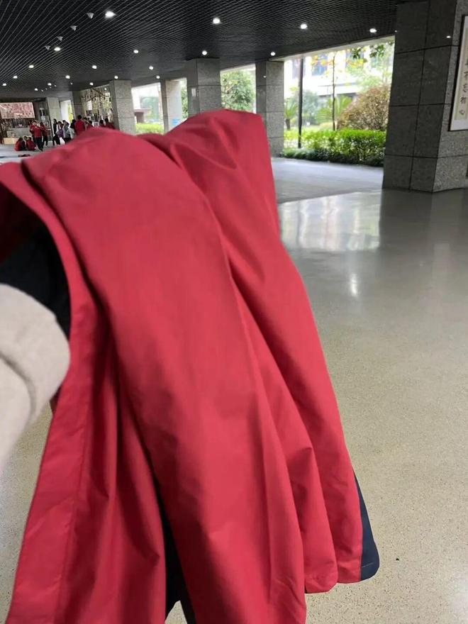 有娃穿了6件衣服！寒潮来袭杭州家长送衣现场：保安室堆成“衣服山”