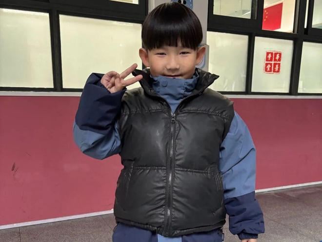 有娃穿了6件衣服！寒潮来袭杭州家长送衣现场：保安室堆成“衣服山”(图8)