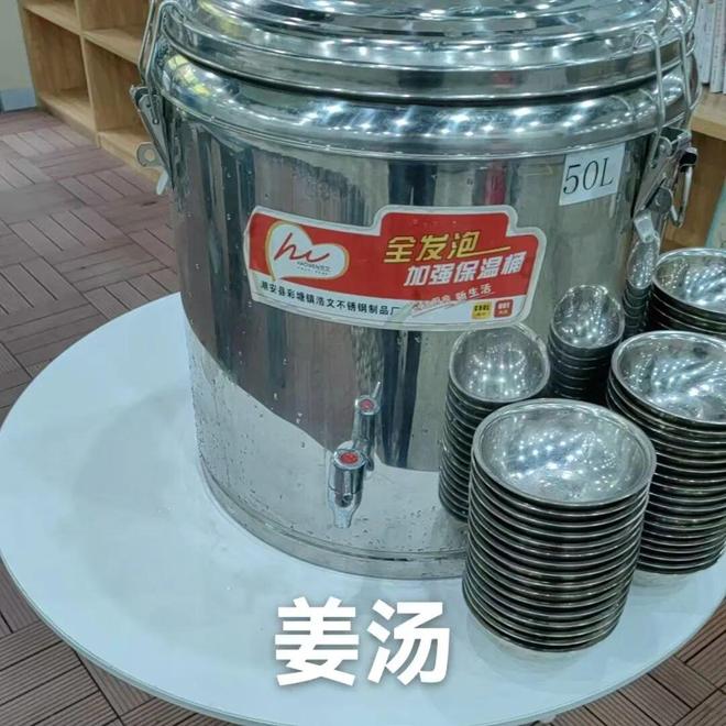 有娃穿了6件衣服！寒潮来袭杭州家长送衣现场：保安室堆成“衣服山”(图7)