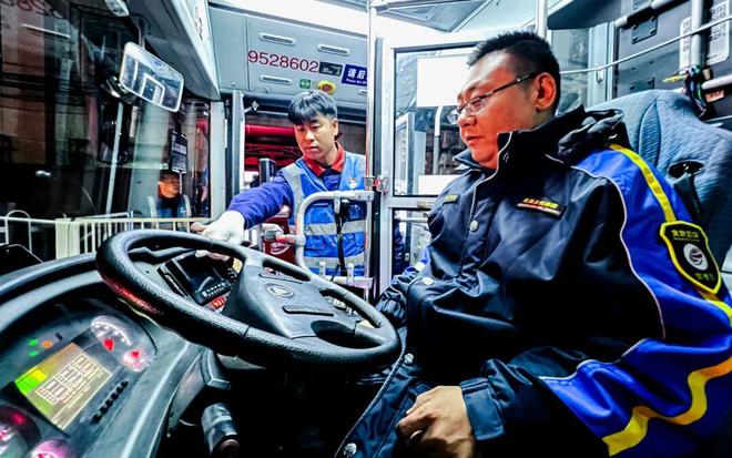 冬运首日北京公交提前开启暖风、做好车辆检修(图2)