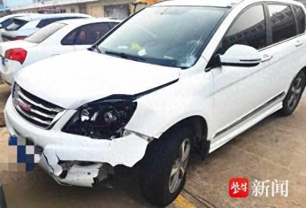 车窗起雾司机边开车边擦雾“小动作”竟造成致人死亡后果！