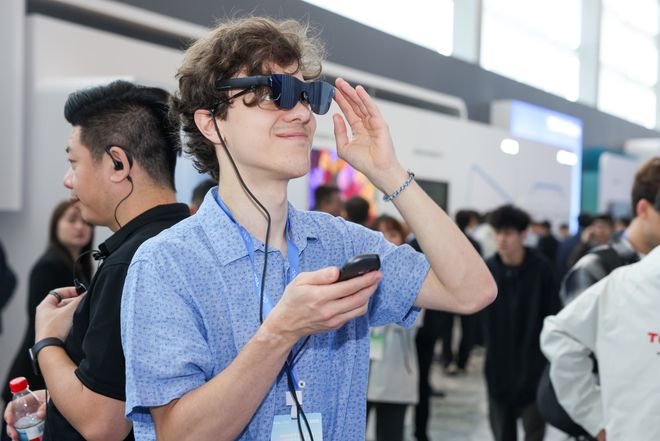 TCL祭出最强AI全家桶：眼镜冰洗大屏机器人AI无处不在自研大模型垂域能力超DeepSeek(图7)