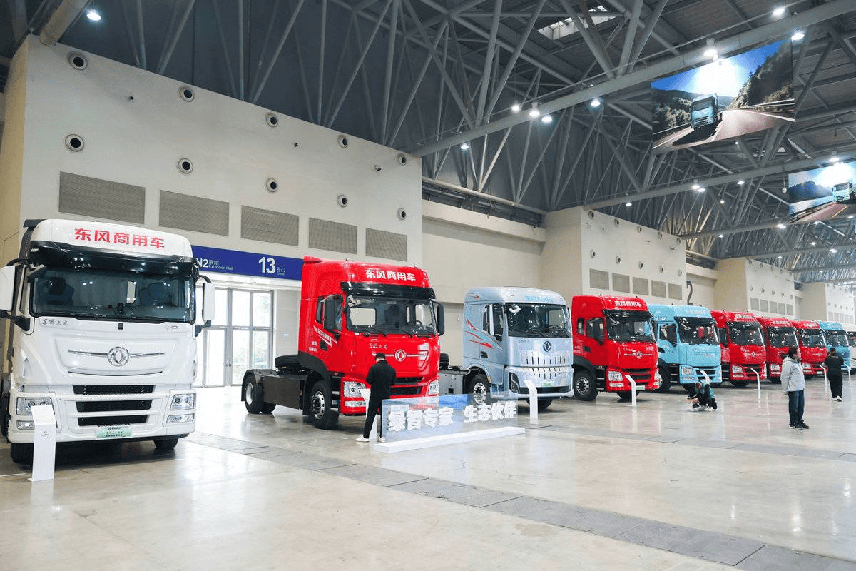 全新平台亮相！东风商用车2026年合作伙伴大会盛大启幕剑指176万台(图2)
