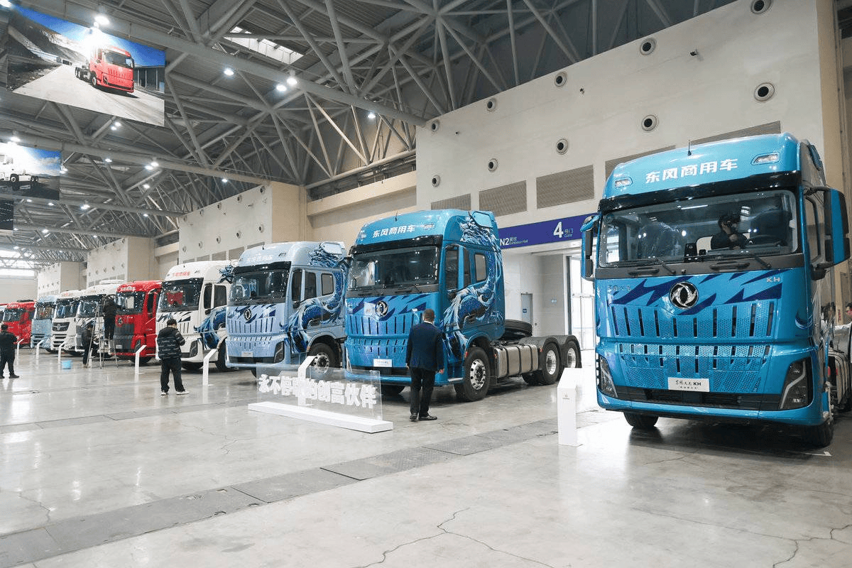 全新平台亮相！东风商用车2026年合作伙伴大会盛大启幕剑指176万台(图5)