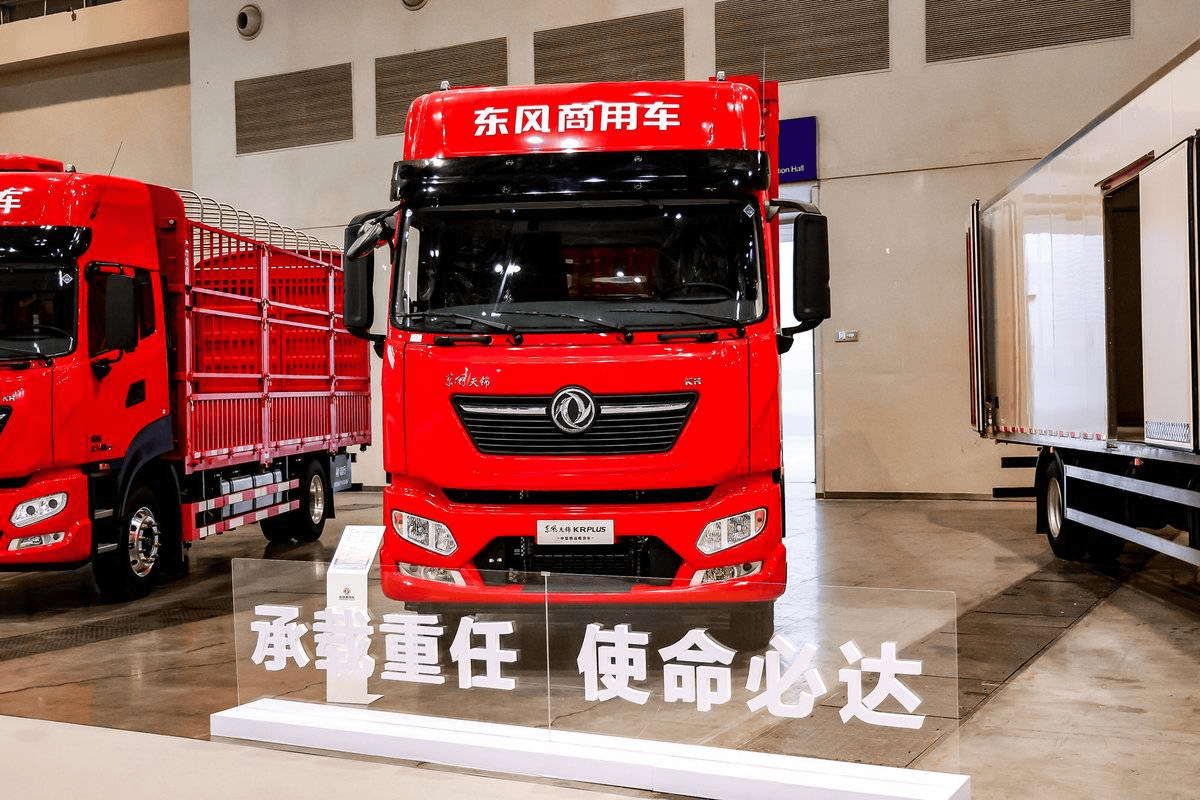 全新平台亮相！东风商用车2026年合作伙伴大会盛大启幕剑指176万台(图7)