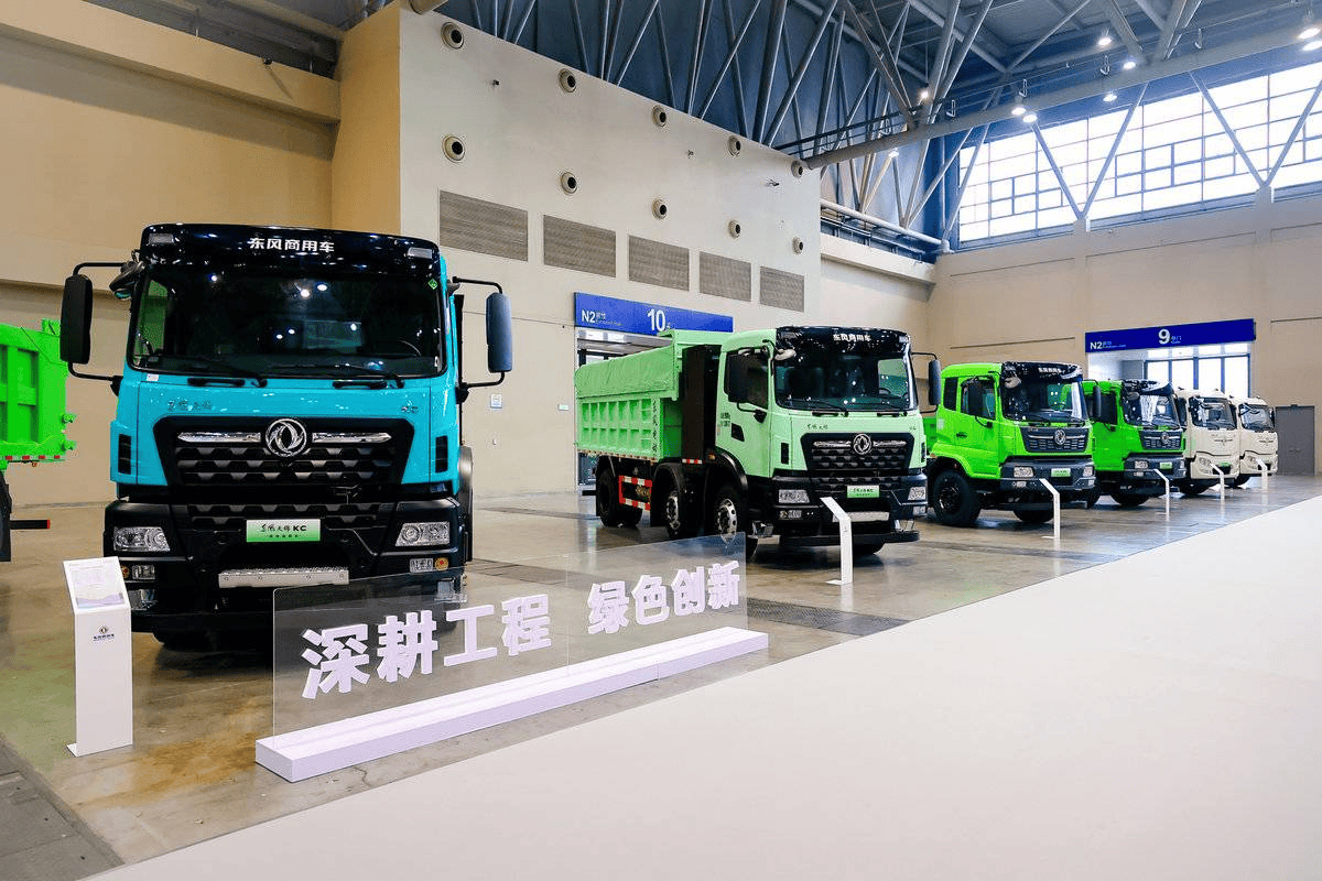 全新平台亮相！东风商用车2026年合作伙伴大会盛大启幕剑指176万台(图8)