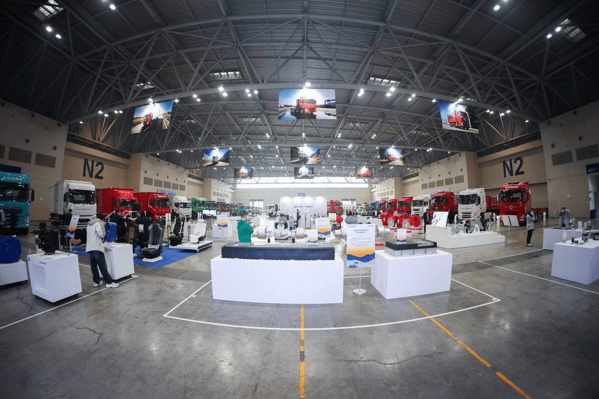 全新平台亮相！东风商用车2026年合作伙伴大会盛大启幕剑指176万台(图9)