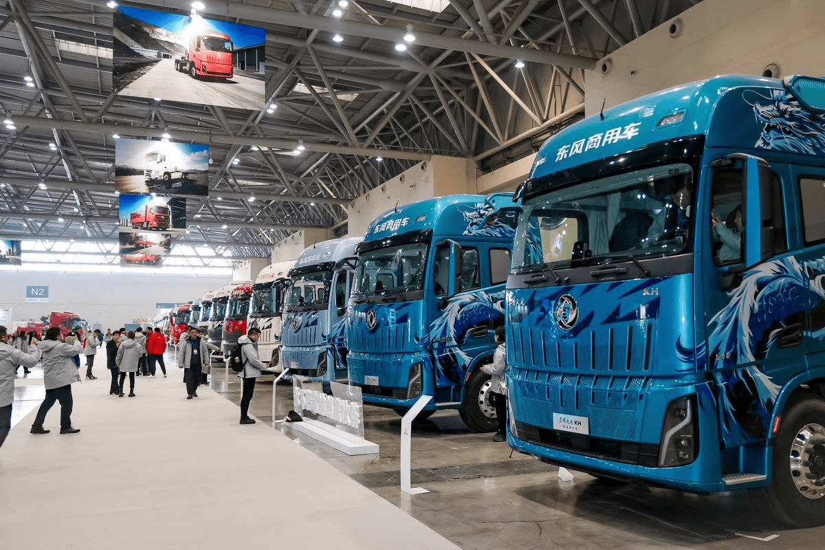全新平台亮相！东风商用车2026年合作伙伴大会盛大启幕剑指176万台(图10)