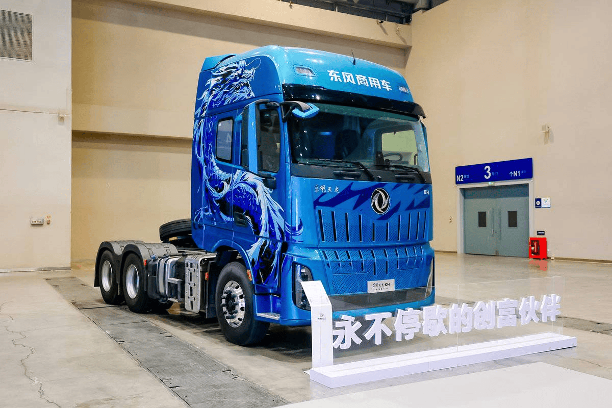 全新平台亮相！东风商用车2026年合作伙伴大会盛大启幕剑指176万台(图11)