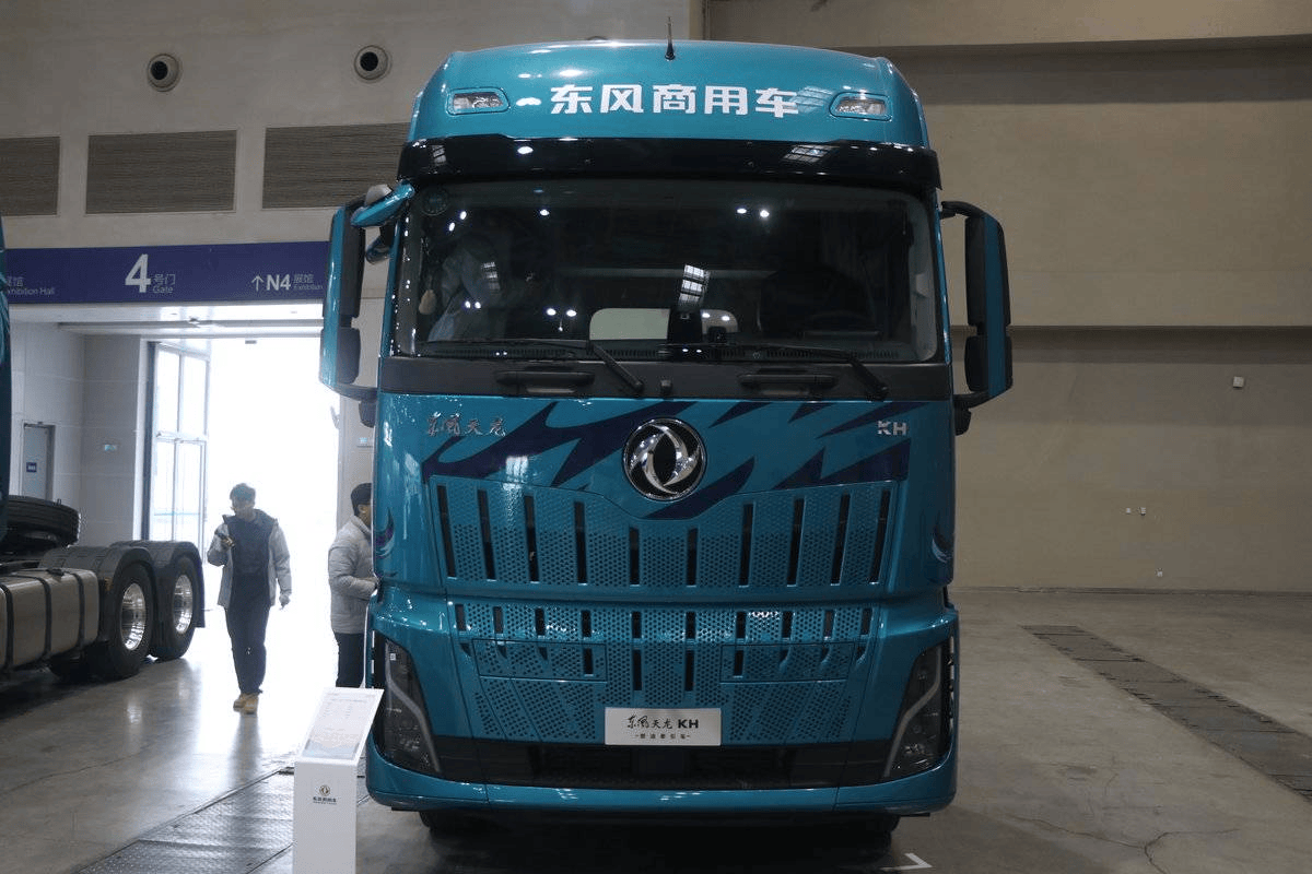 全新平台亮相！东风商用车2026年合作伙伴大会盛大启幕剑指176万台(图12)