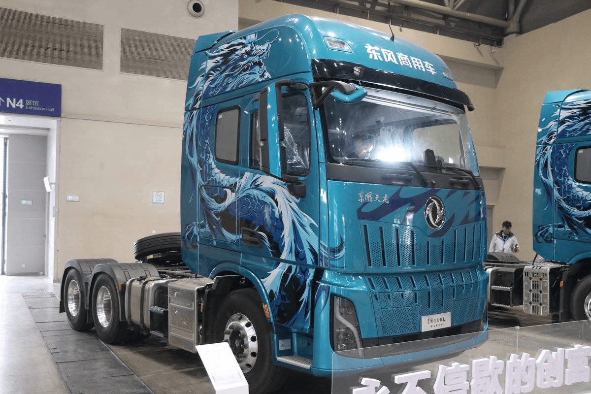 全新平台亮相！东风商用车2026年合作伙伴大会盛大启幕剑指176万台(图13)