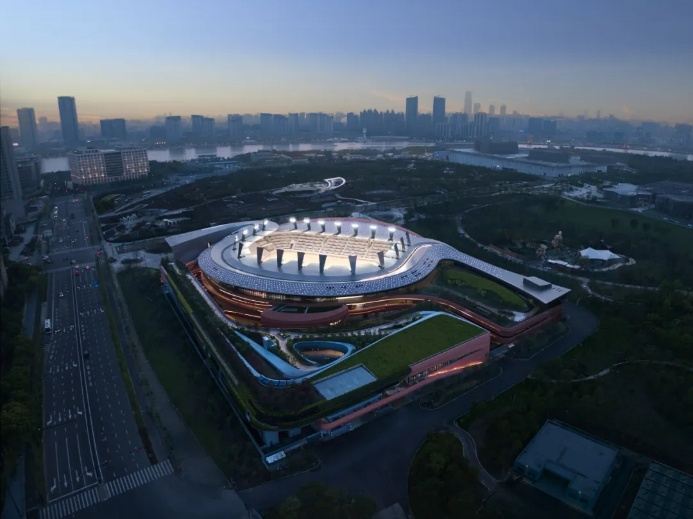 共铸标杆！三菱重工空调助力上海久事国际马术中心斩获白玉兰奖！(图1)